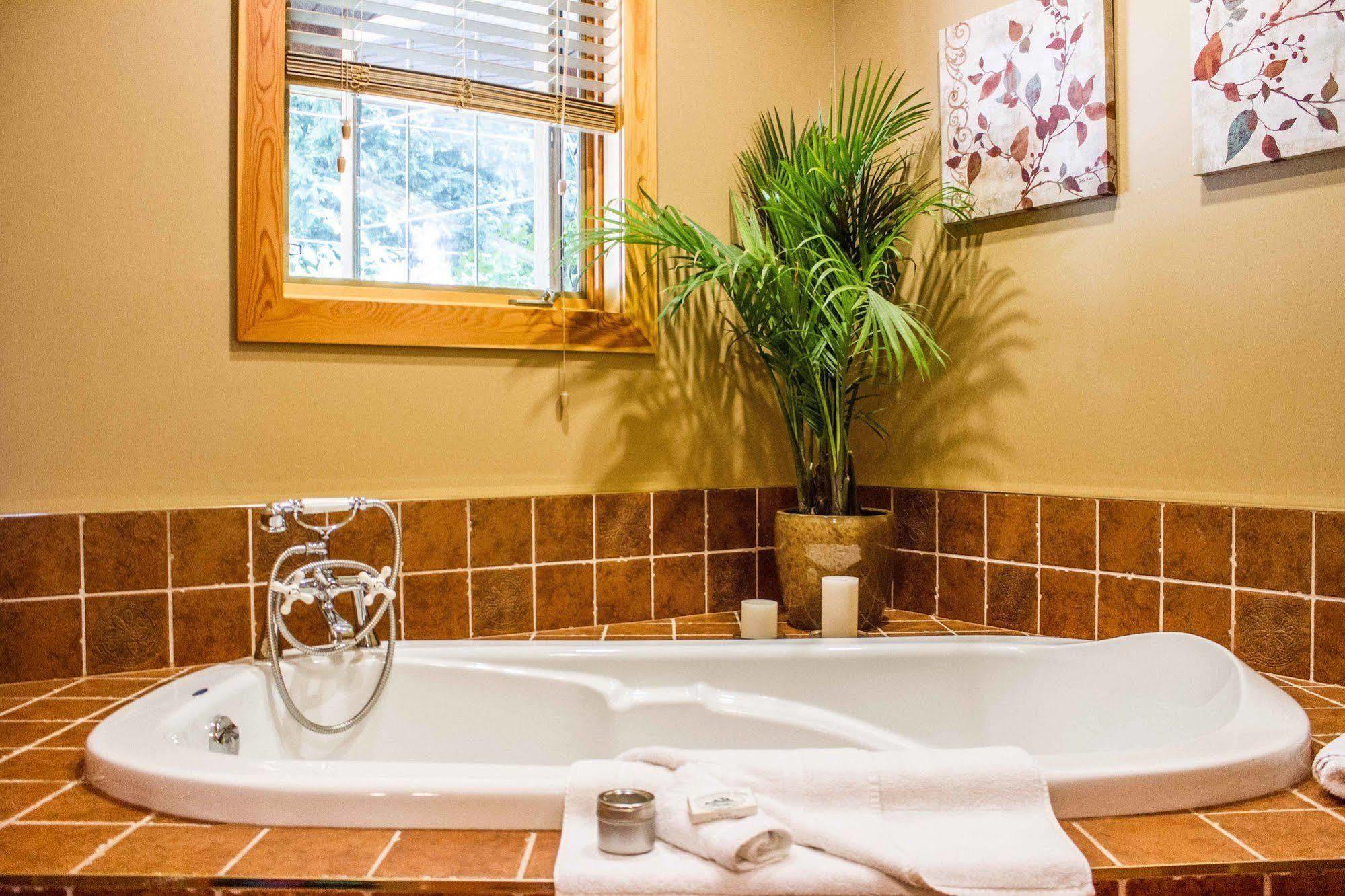 Tranquility Bay Waterfront Inn Sechelt Esterno foto